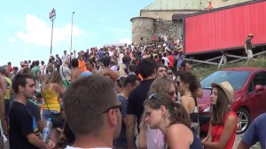 várölelés